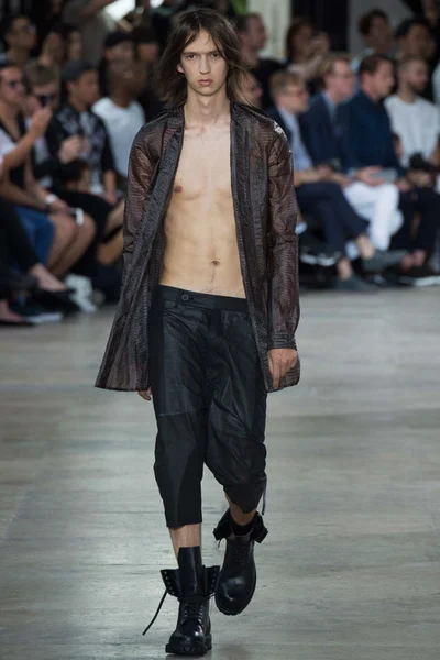 Look 18